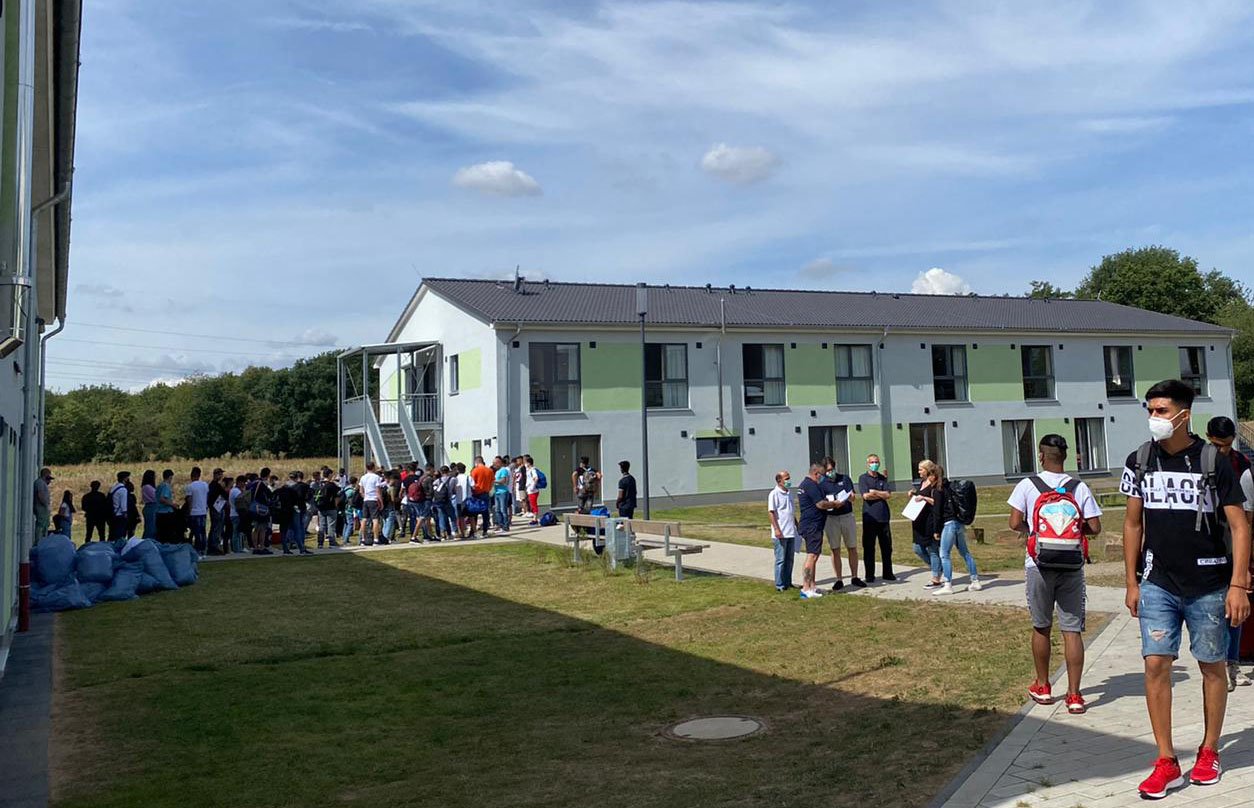 Junge Flüchtlinge aus griechischen Lagern in Köln
